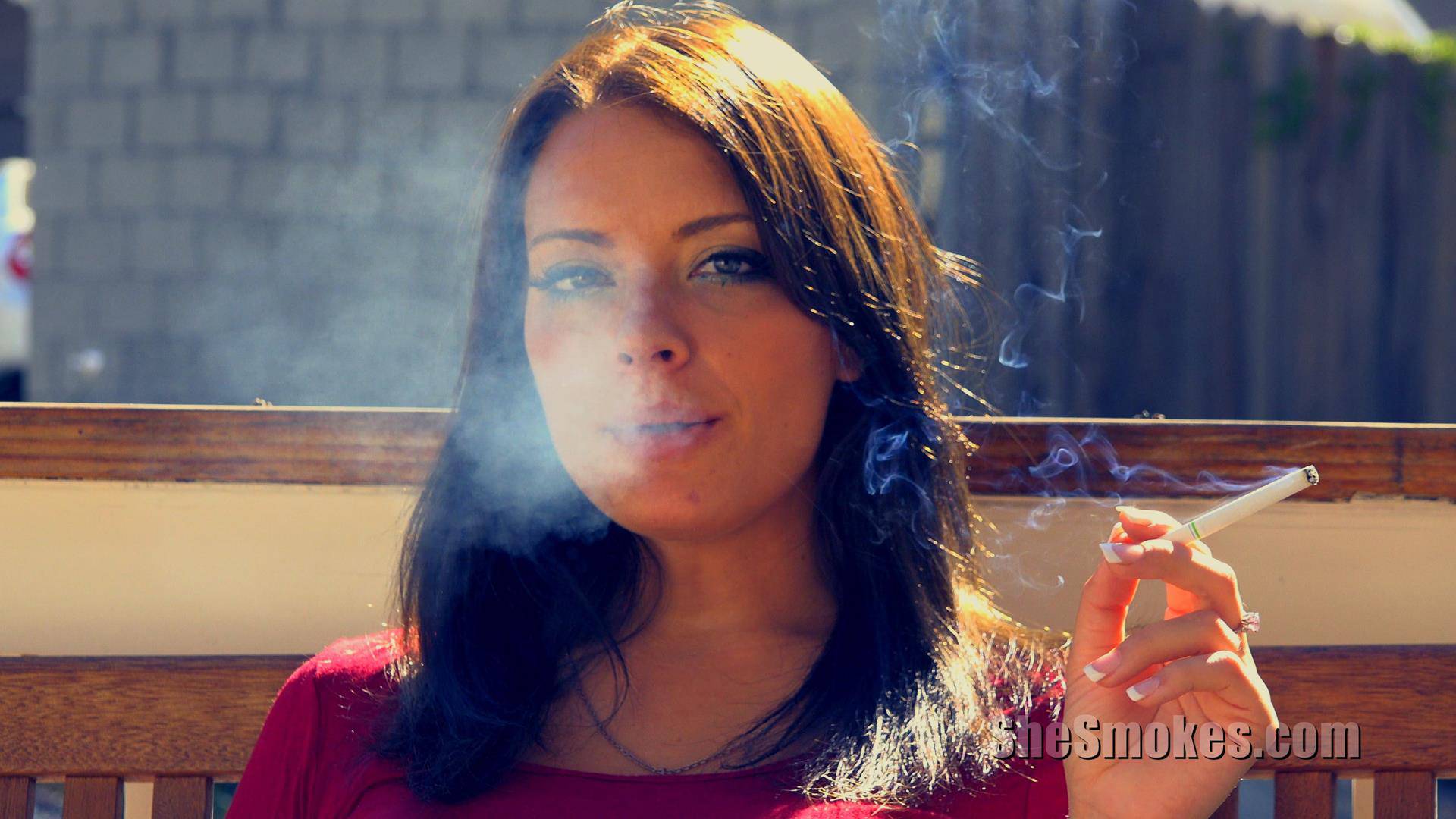 She smokes. Курит сигарету порнозвезда. She smokes a lot. She smokes a lot. Эш голливуд 2020.