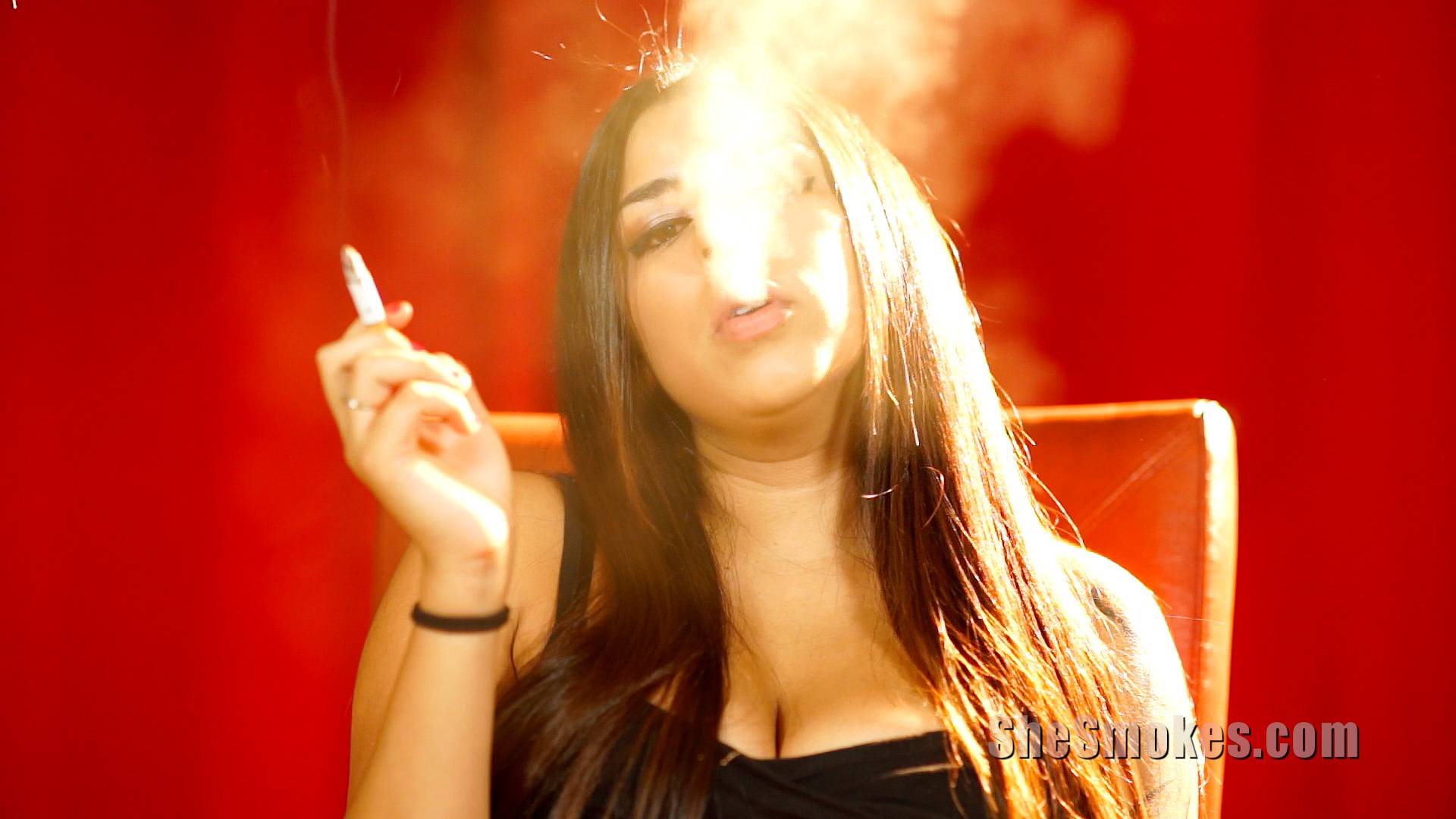 She smokes a lot. She smokes a lot. She smokes a lot. Эш голливуд 2020. Девочка сигарета фингал.