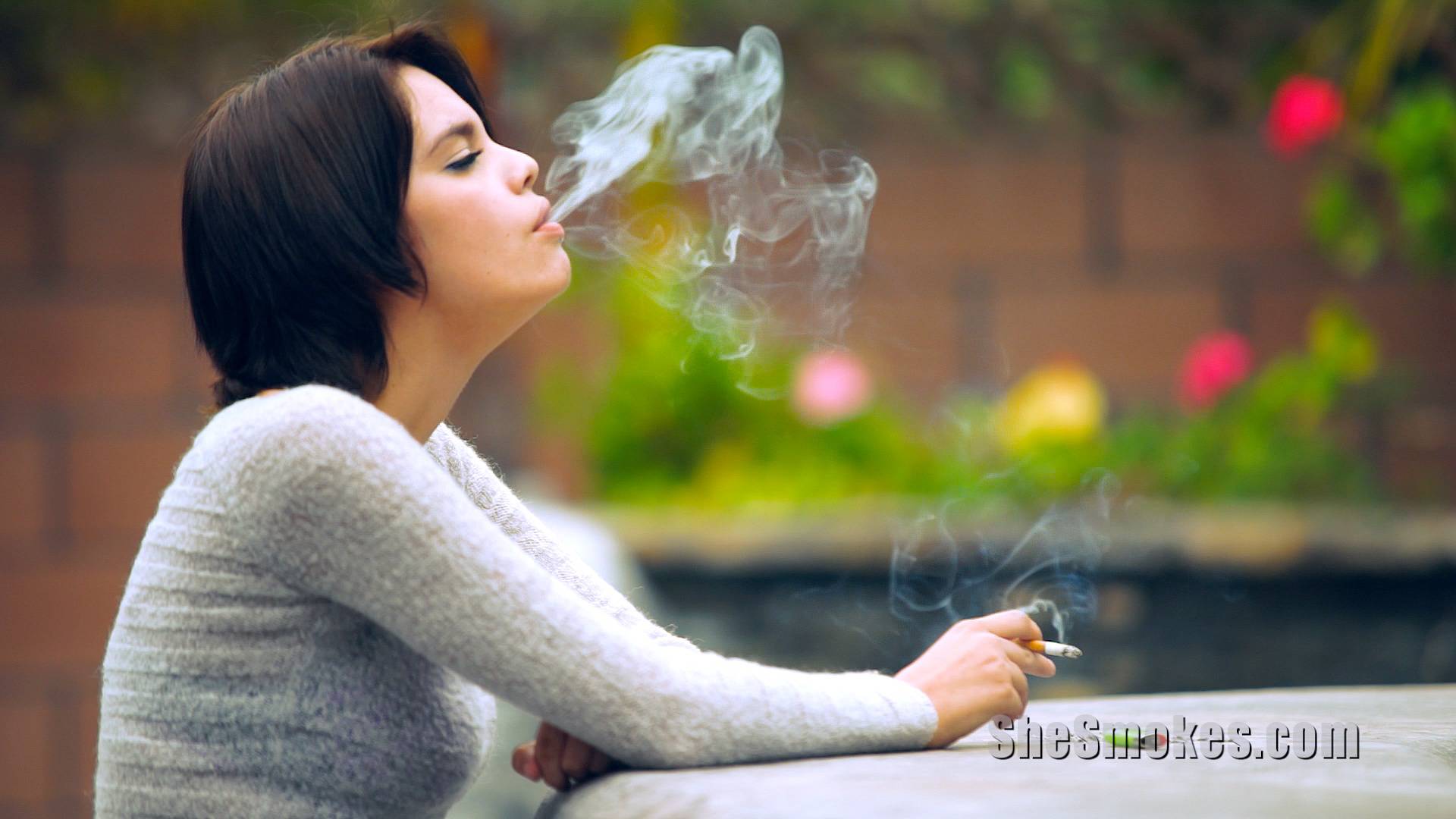 She smokes a lot. Женщина курит мальборо. Randomsnaps smoking. She smokes a lot. Девочка сигарета фингал.